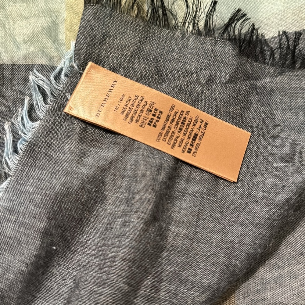 Burberry - Picture 2 of 11